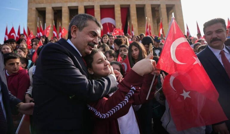 Bakan Tekin 81 İlden Gelen Çocuklarla Anıtkabir’de Ata’nın Huzuruna Çıktı