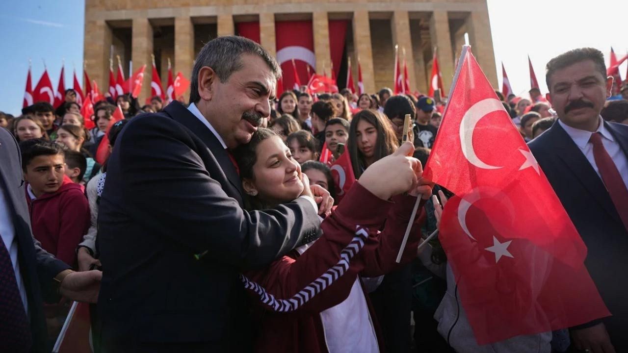 Bakan Tekin 81 İlden Gelen Çocuklarla Anıtkabir’de Ata’nın Huzuruna Çıktı