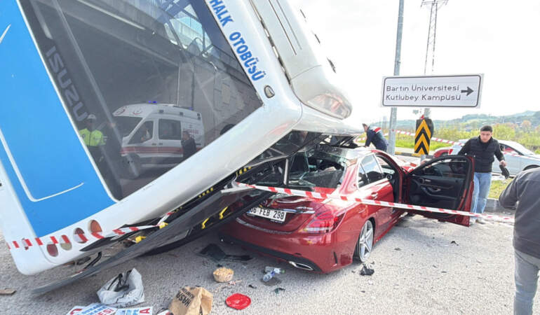 Bartın’da Üniversite Öğrencilerini Taşıyan Otobüs Devrildi, 46 Kişi Yaralandı