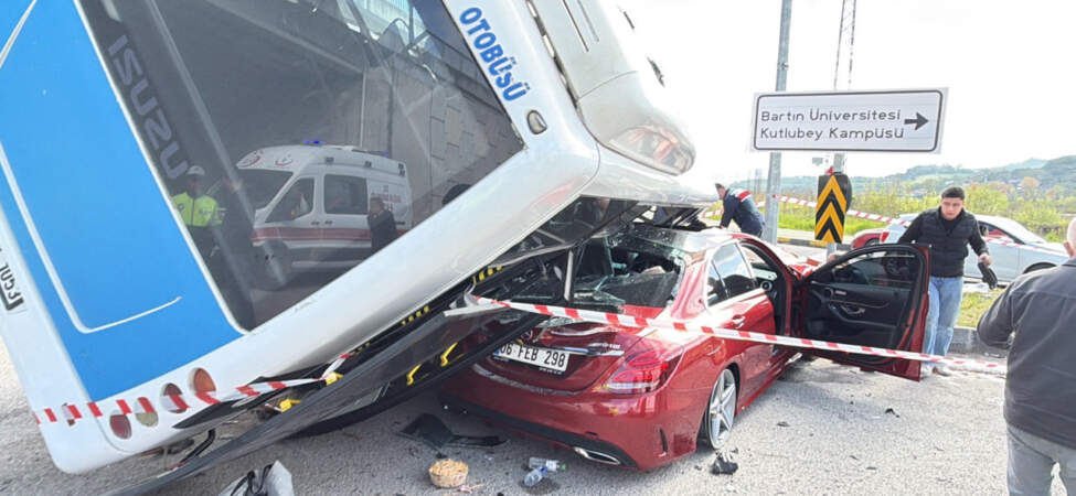Bartın’da Üniversite Öğrencilerini Taşıyan Otobüs Devrildi, 46 Kişi Yaralandı