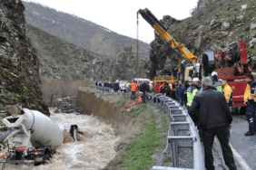 Beton Mikseri Dereye Uçtu, Sürücüsü Kayboldu