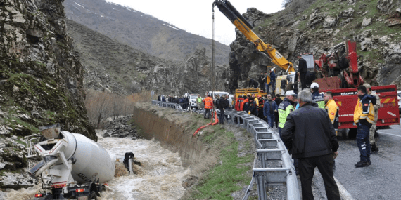Beton Mikseri Dereye Uçtu, Sürücüsü Kayboldu