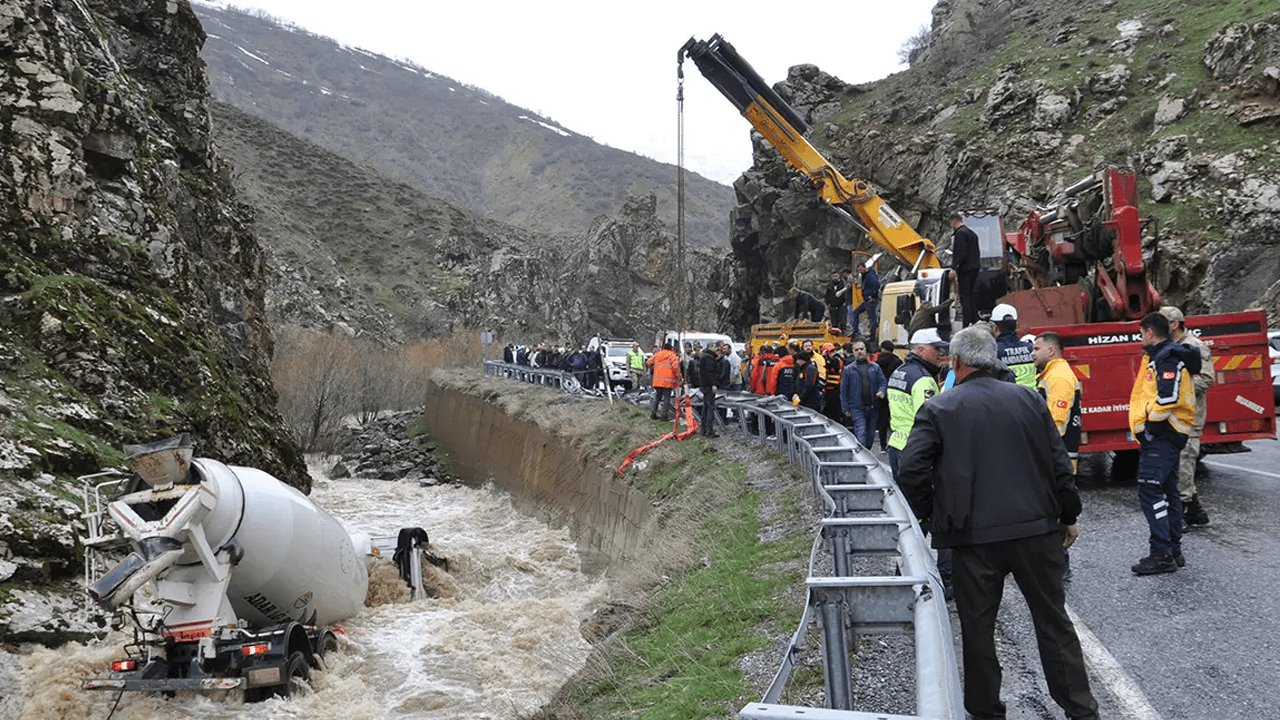 Beton Mikseri Dereye Uçtu, Sürücüsü Kayboldu