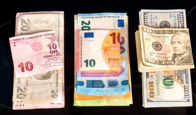 Dolar Duruldu, Euro Gevşedi: İşte Piyasalarda İlk Rakamlar