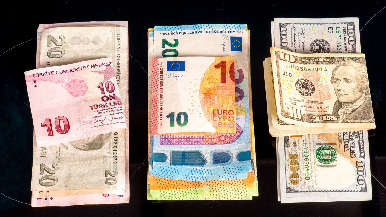 Dolar Haftaya Yükselişle, Euro Kayıpla Başladı