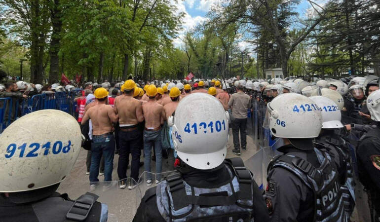 Enerji Bakanlığı’na Yürümek İsteyen Madencilere Biber Gazlı Müdahale: Başaran Aksu Gözaltına Alındı