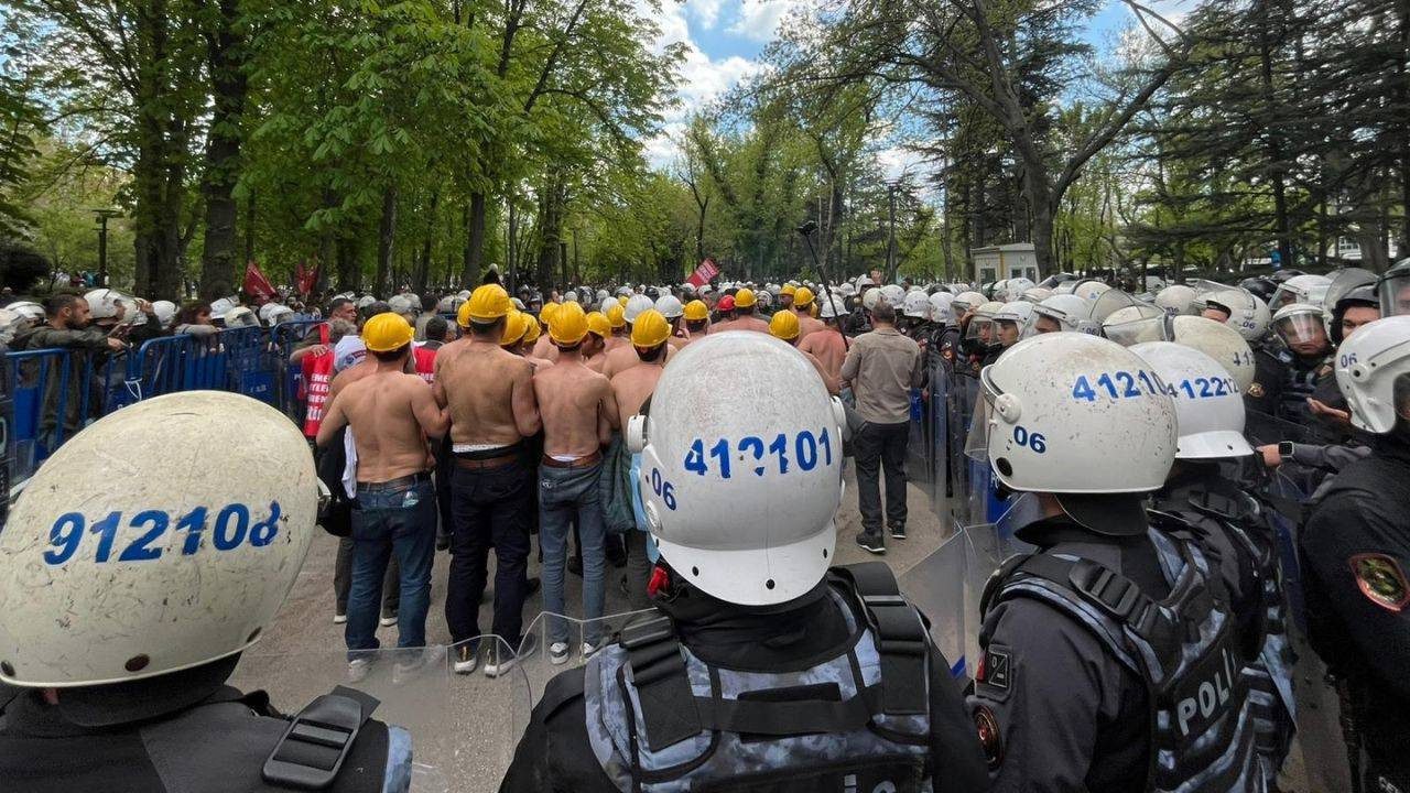 Enerji Bakanlığı’na Yürümek İsteyen Madencilere Biber Gazlı Müdahale: Başaran Aksu Gözaltına Alındı