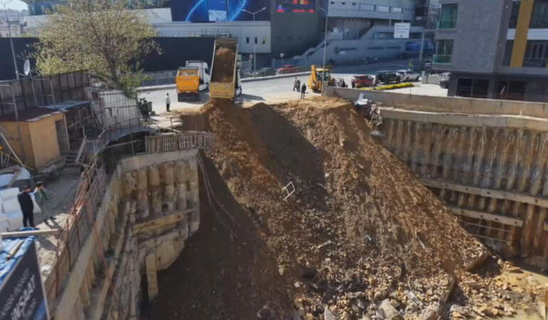 Fenerbahçe Stadının Yanındaki İnşaatın İstinat Duvarı Çöktü