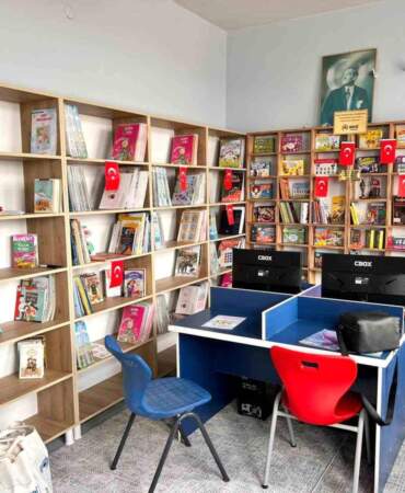 Gazetecilerden köy okuluna kütüphane