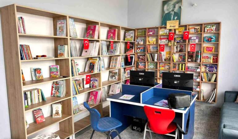 Gazetecilerden köy okuluna kütüphane