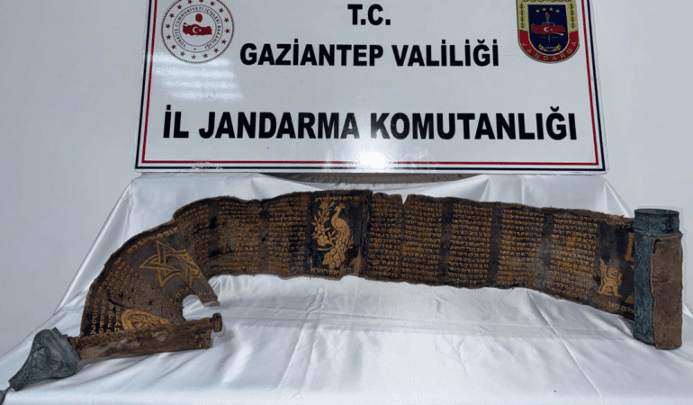Gaziantep’te 2 Metrelik Tarihi Kitap Ele Geçirildi, 1 Şüpheli Gözaltında