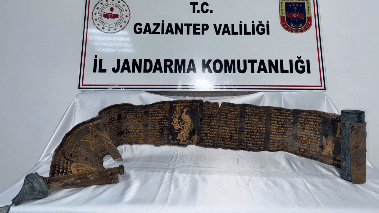 Gaziantep’te 2 Metrelik Tarihi Kitap Ele Geçirildi, 1 Şüpheli Gözaltında