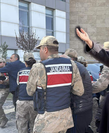 Gülistan Doku Soruşturmasında Adliye Önü Karıştı: Doku’nun Yakınlarından Şüphelilere ‘Tuncay Sonel Gelsin Kurtarsın’ Tepkisi