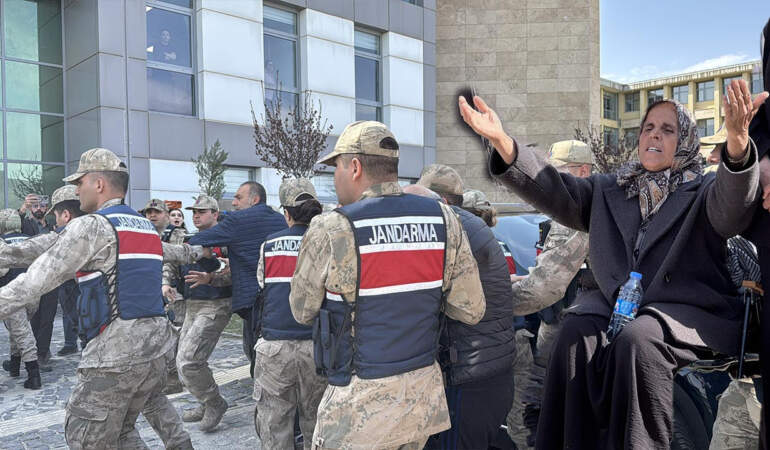 Gülistan Doku Soruşturmasında Adliye Önü Karıştı: Doku’nun Yakınlarından Şüphelilere ‘Tuncay Sonel Gelsin Kurtarsın’ Tepkisi