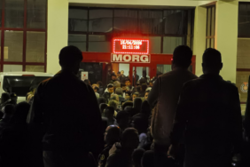 Günün En Ağır Bekleyişi… Morg Kapısındaki Fotoğraf Yürek Burktu