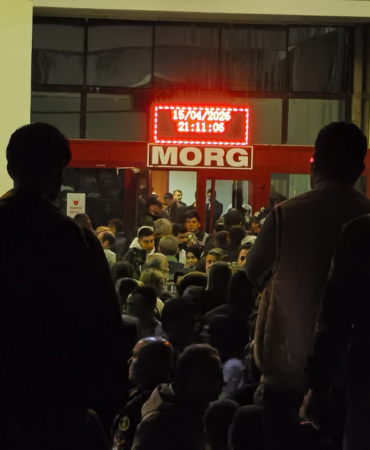 Günün En Ağır Bekleyişi… Morg Kapısındaki Fotoğraf Yürek Burktu