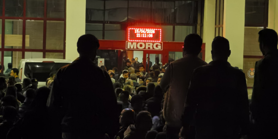 Günün En Ağır Bekleyişi… Morg Kapısındaki Fotoğraf Yürek Burktu