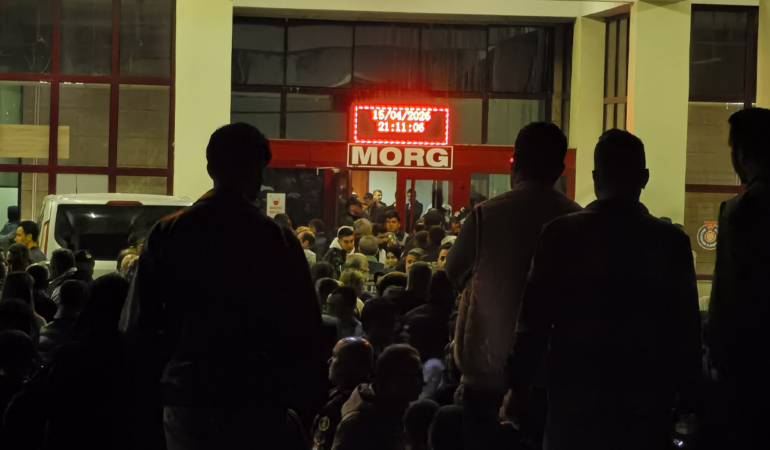 Günün En Ağır Bekleyişi… Morg Kapısındaki Fotoğraf Yürek Burktu