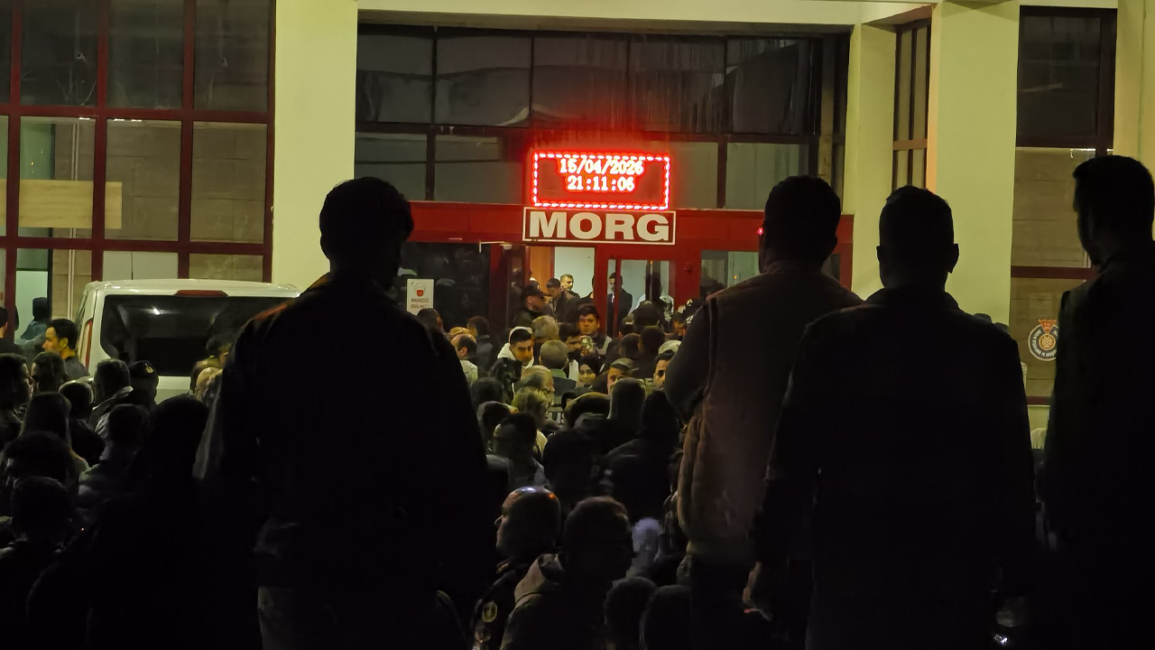 Günün En Ağır Bekleyişi… Morg Kapısındaki Fotoğraf Yürek Burktu