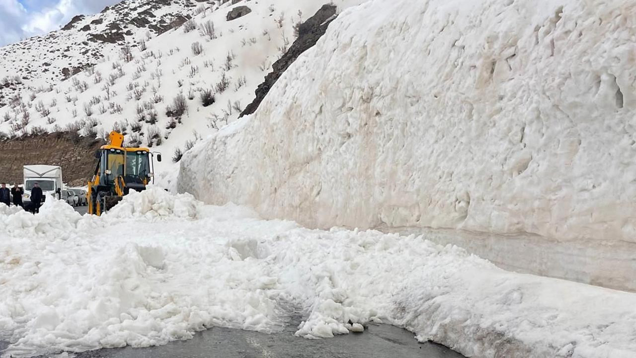 Hakkari-Şırnak Yoluna Çığ Düştü