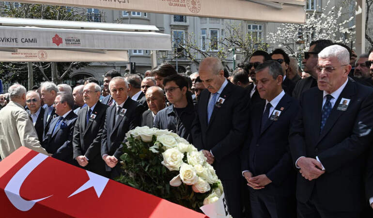 Hümsettin Cindöruk’un Cenazesinde Gergin Anlar! Kılıçdaroğlu ile Özgür Özel Tokalaşmadı: Özel’den İlk Açıklama
