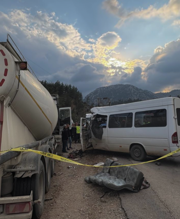 İşçi Servisi le Tır Çarpıştı… 7 Ölü, 3 Yaralı