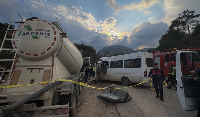 İşçi Servisi le Tır Çarpıştı… 7 Ölü, 3 Yaralı