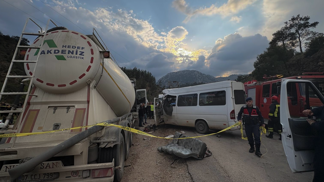 İşçi Servisi le Tır Çarpıştı… 7 Ölü, 3 Yaralı