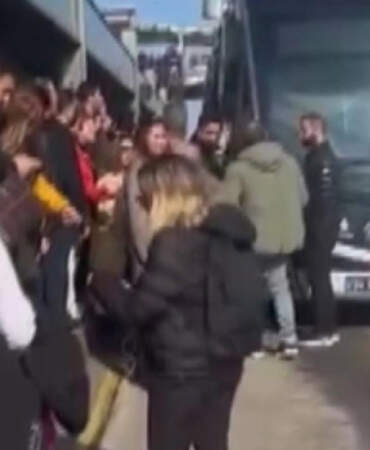 İstanbul’da Metrobüs Gerilimi! Vatandaş Yola İndi, Araçların Önünü Kesti