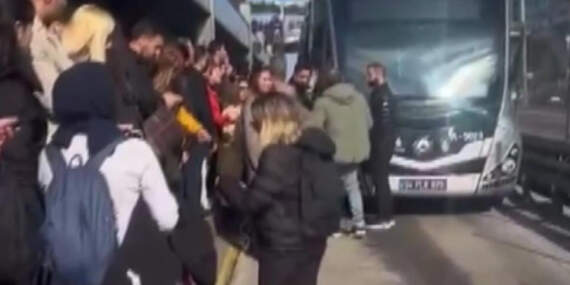 İstanbul’da Metrobüs Gerilimi! Vatandaş Yola İndi, Araçların Önünü Kesti