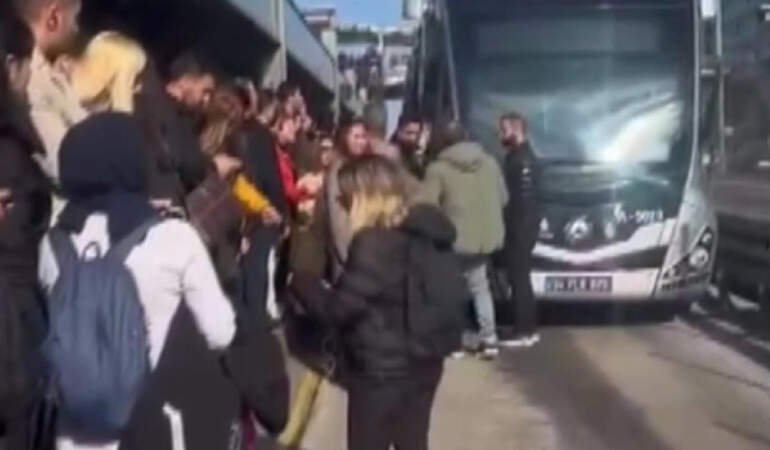 İstanbul’da Metrobüs Gerilimi! Vatandaş Yola İndi, Araçların Önünü Kesti