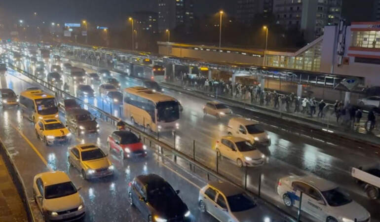 İstanbul’da Trafik Felç Oldu! Köprüler, D-100, TEM…