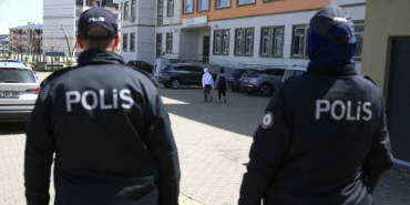 İzmir’de Öğretmene Okul Önünde ‘Seni Delik Deşik Ederiz’ Tehdidi