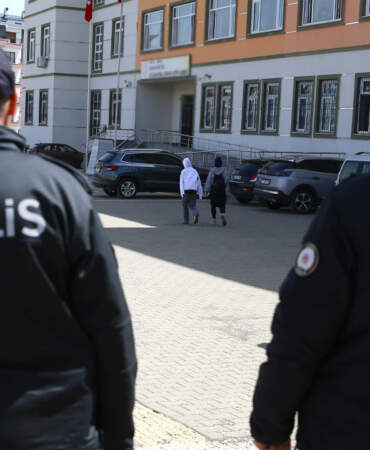 İzmir’de Öğretmene Okul Önünde ‘Seni Delik Deşik Ederiz’ Tehdidi