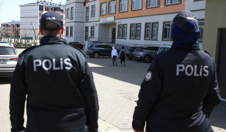 İzmir’de Öğretmene Okul Önünde ‘Seni Delik Deşik Ederiz’ Tehdidi