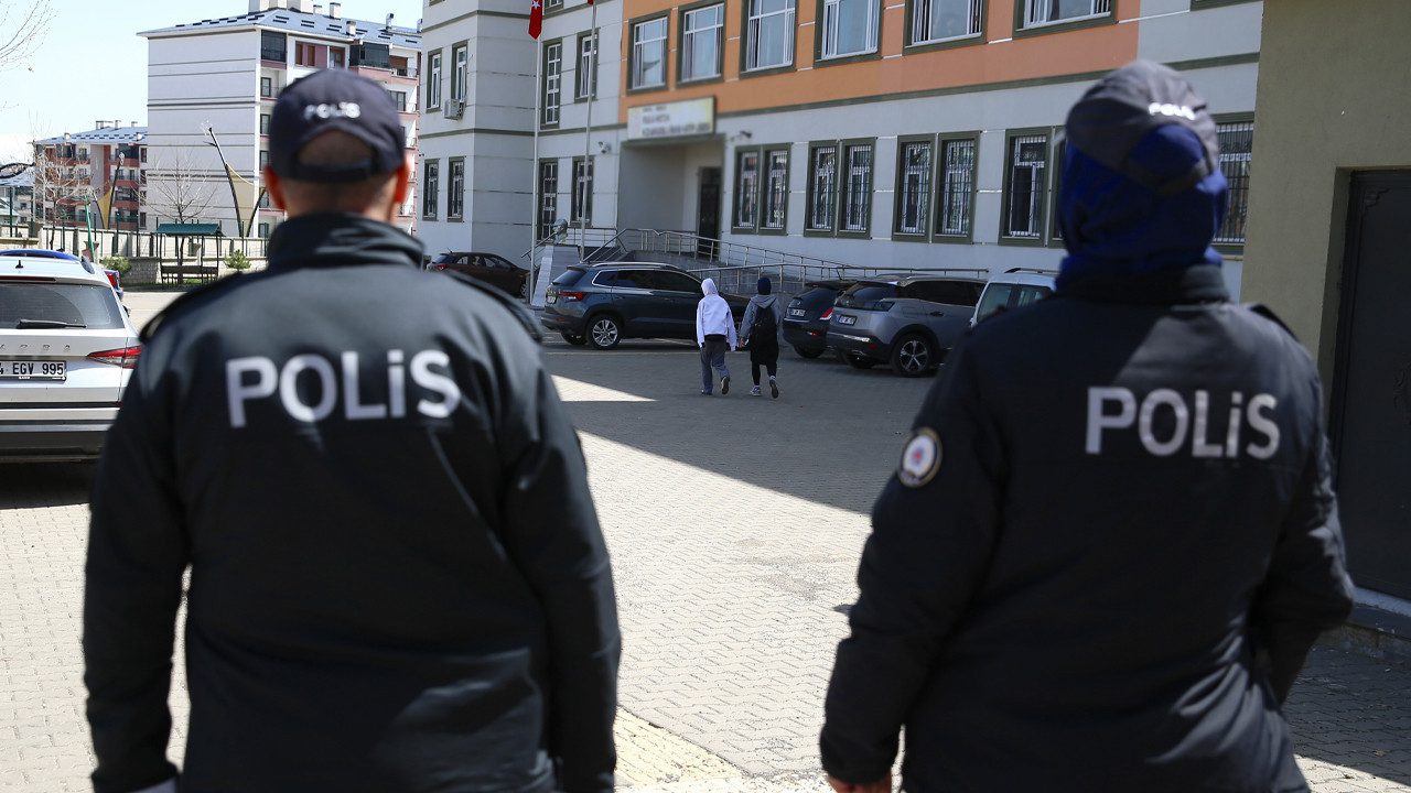 İzmir’de Öğretmene Okul Önünde ‘Seni Delik Deşik Ederiz’ Tehdidi