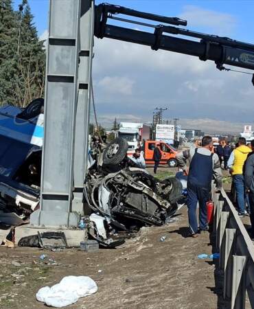 Kahramankazan’da özel halk otobüsü üst geçidin ayağına çarptı, 5 kişi öldü, 14 kişi yaralandı