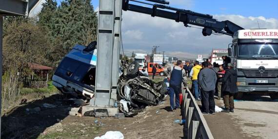Kahramankazan’da özel halk otobüsü üst geçidin ayağına çarptı, 5 kişi öldü, 14 kişi yaralandı