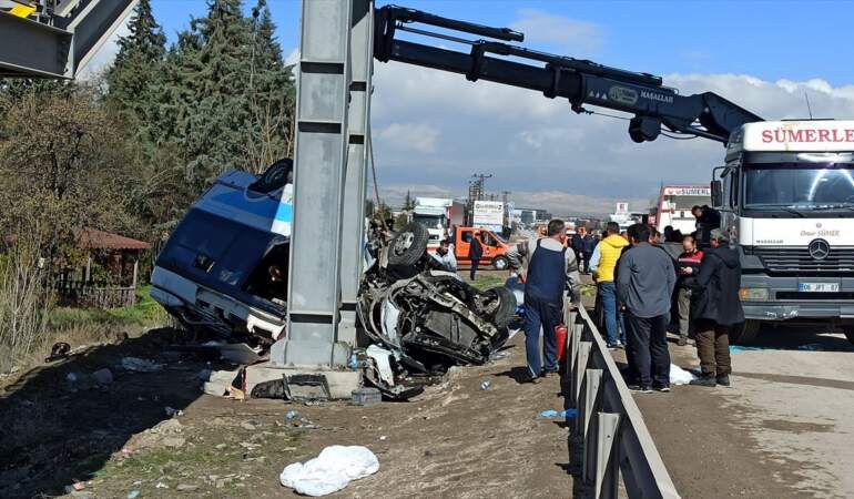 Kahramankazan’da özel halk otobüsü üst geçidin ayağına çarptı, 5 kişi öldü, 14 kişi yaralandı