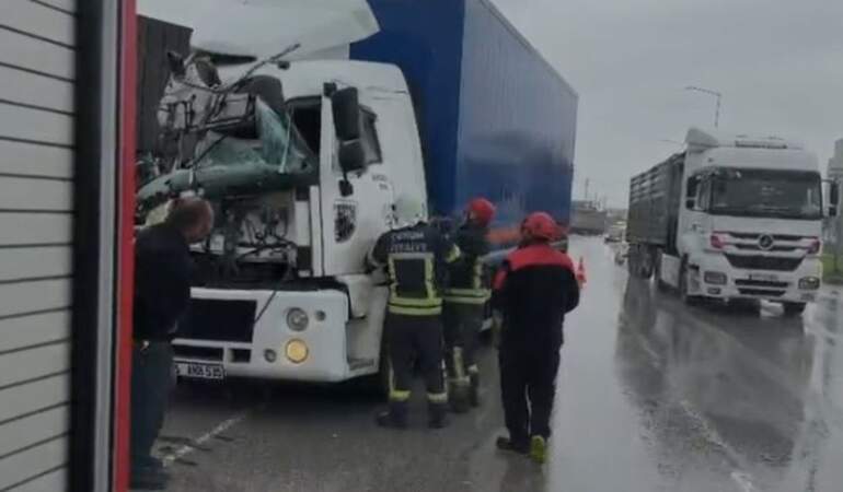 Çorum’da Kaza: Şoför İtfaiye Ekiplerince Kurtarıldı