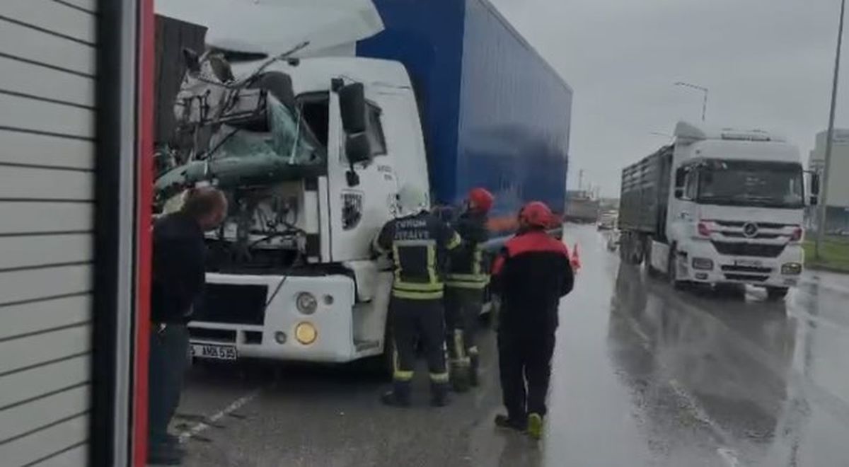 Çorum’da Kaza: Şoför İtfaiye Ekiplerince Kurtarıldı