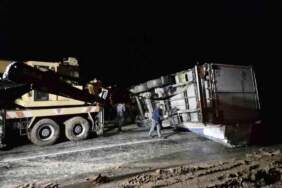 Kayan Tır Ulaşımı Kapatmıştı