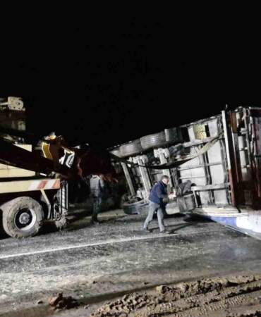 Kayan Tır Ulaşımı Kapatmıştı