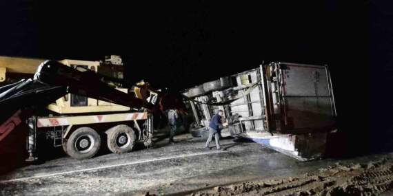 Kayan Tır Ulaşımı Kapatmıştı