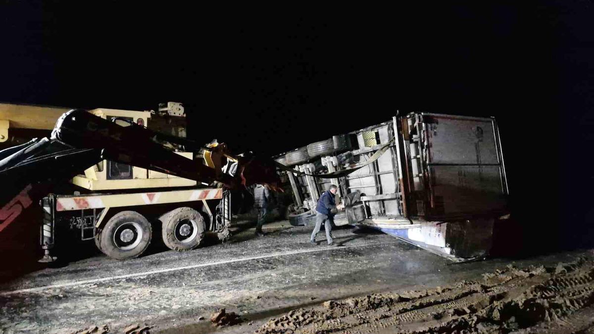 Kayan Tır Ulaşımı Kapatmıştı