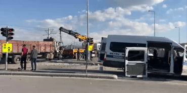 Kayseri’de İşçi Servisi ile Kamyon Çarpıştı, 8 Yaralı