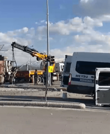 Kayseri’de İşçi Servisi ile Kamyon Çarpıştı, 8 Yaralı