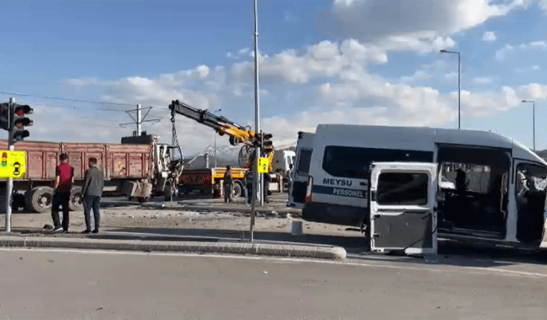 Kayseri’de İşçi Servisi ile Kamyon Çarpıştı, 8 Yaralı