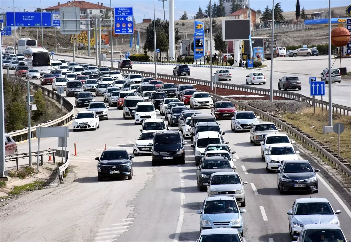 Kırıkkale’de Dönüş Yolculuğunda Yoğun Trafik