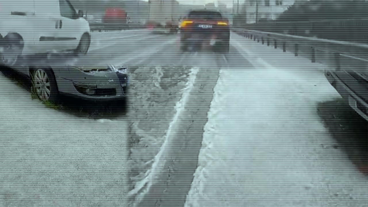 Kış İstanbul’a Geri Döndü: Yoğun Dolu Yolları Beyaza Bürüdü
